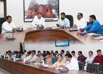 कलेक्टर ने की विकास कार्यों की समीक्षा, अधिकारियों को दी गति लाने के सख्त निर्देश