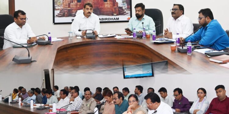 कलेक्टर ने की विकास कार्यों की समीक्षा, अधिकारियों को दी गति लाने के सख्त निर्देश 1 कलेक्टर ने की विकास कार्यों की समीक्षा, अधिकारियों को दी गति लाने के सख्त निर्देश