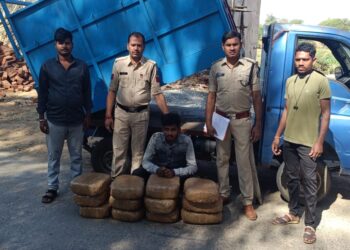 *जिला कबीरधाम*    *कबीरधाम पुलिस की बड़ी कार्रवाई – अंतर्राज्यीय गांजा तस्करी का पर्दाफाश, 60 किलो गांजा एवं वाहन जप्त, आरोपी गिरफ्तार*