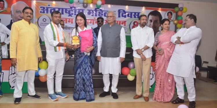 छत्तीसगढ़ प्रदेश कांग्रेस कमेटी  प्रेस विज्ञप्ति  *कांग्रेस ने किया महिला पत्रकारों का ‘‘कलम वीरांगना सम्मान’’*