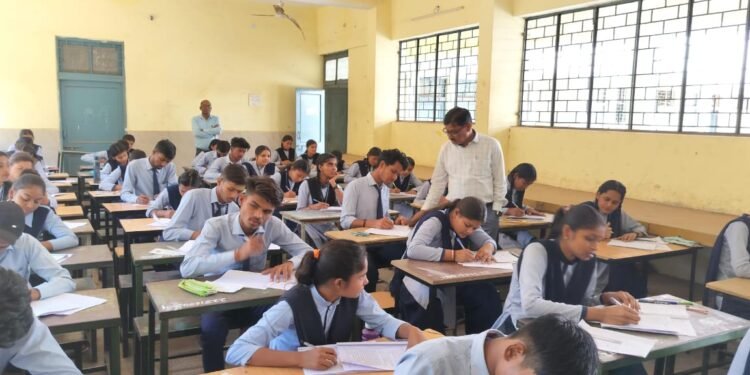 परीक्षा केन्द्रों का जिला उड़नदस्ता दल द्वारा औचक निरीक्षण