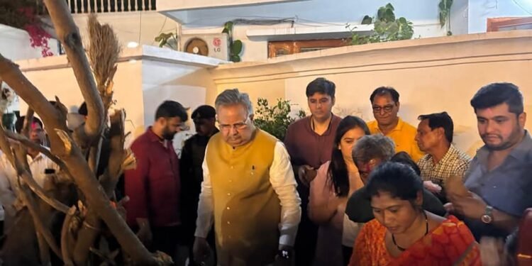 विधानसभा अध्यक्ष डॉ. रमन सिंह अपनी परंपरा पर कायम* *कवर्धा में परिवार और साथियों संग मनाई होली प्रदेशवासियों को दी शुभकामनाएँ*, *गांधी मैदान में हुआ भव्य होली मिलन समारोह*