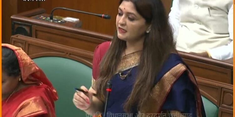 शासकीय आयुर्वेदिक महाविद्यालय रायपुर में महिला प्रोफ़ेसर के साथ दुर्व्यवहार की जांच के लिए भावना बोहरा ने विधानसभा में उठाया प्रश्न, विभागीय मंत्री ने कहा 3 दिन के भीतर होगी कार्यवाही*