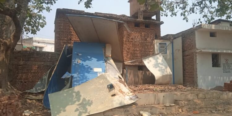 नगर के वाटर एटीएम का बुराहाल नगर पंचायत के उदासीनता का परिणाम