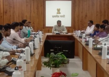 कलेक्टर श्री गोपाल वर्मा ने ली राजस्व अधिकारियों की समीक्षा बैठक, राजस्व प्रकरणों के शीघ्र निराकरण के निर्देश