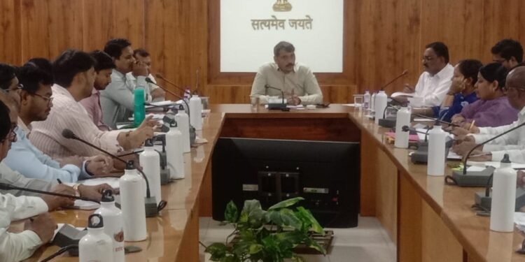 कलेक्टर श्री गोपाल वर्मा ने ली राजस्व अधिकारियों की समीक्षा बैठक, राजस्व प्रकरणों के शीघ्र निराकरण के निर्देश