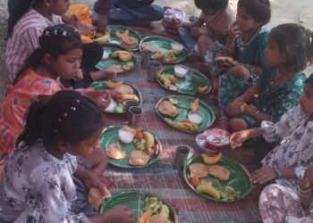 शीतला मंदिर मे दुर्गा अष्टमी पर हुआ भव्य कन्या भोजन का आयोजन