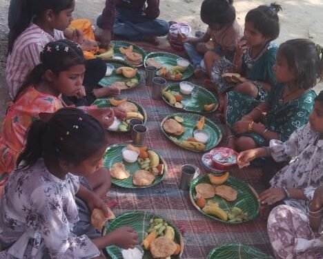 शीतला मंदिर मे दुर्गा अष्टमी पर हुआ भव्य कन्या भोजन का आयोजन