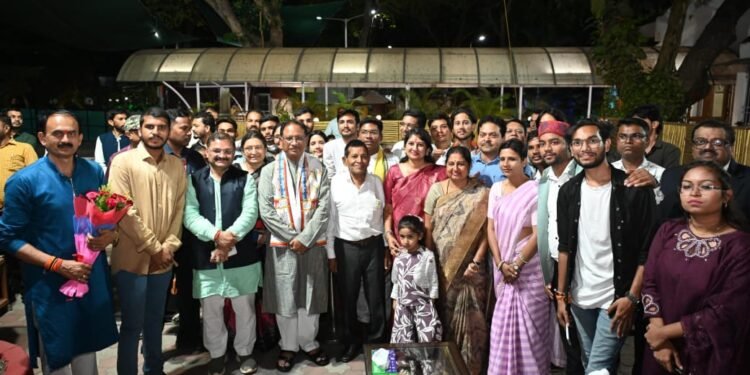 *मुख्यमंत्री से छत्तीसगढ़ राज्य बाल संरक्षण आयोग के नवनियुक्त अध्यक्ष ने की सौजन्य भेंट*