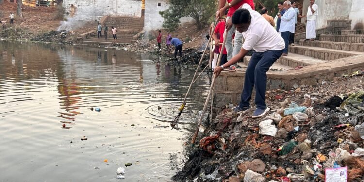 *साप्ताहिक स्वच्छता राधाकृष्णा मंदिर बड़े तालाब में श्रमदान,स्वच्छता अभियान*