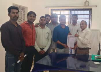 *पंडरिया शक्कर कारखाना निजीकरण के विरोध में श्रमिक कल्याण संघ ने प्रबंध संचालक को दिए ज्ञापन*