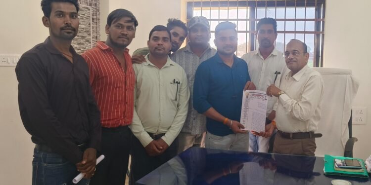 *पंडरिया शक्कर कारखाना निजीकरण के विरोध में श्रमिक कल्याण संघ ने प्रबंध संचालक को दिए ज्ञापन*