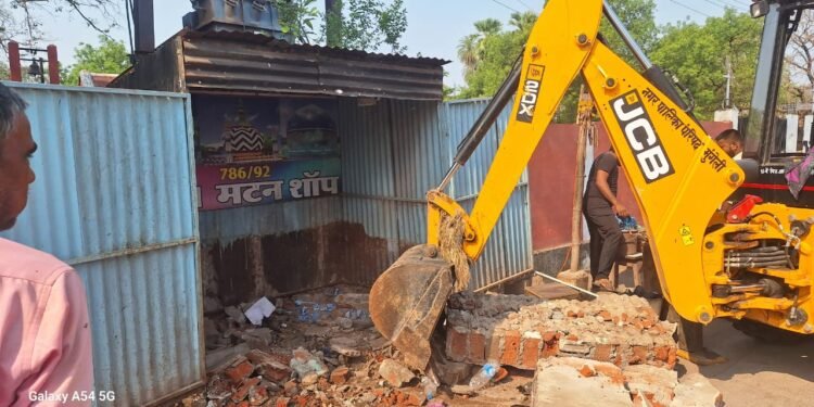 *सुशासन तिहार: नगर पालिका की टीम ने की अतिक्रमण पर कार्रवाई*