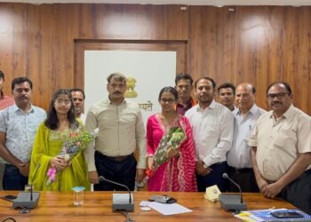 कलेक्टर श्री गोपाल वर्मा से राज्य के मेरिट सूची में दबदबा बानने वाले विद्यार्थियों ने सौजन्य भेंट की