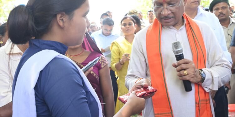 *बैगा समुदाय की बिटिया ने किया टॉप, मुख्यमंत्री से की मुलाकात*