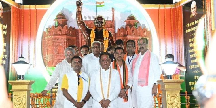 मुख्यमंत्री श्री विष्णु देव साय ने डॉ. श्यामा प्रसाद मुखर्जी स्टेडियम, मुंगेली स्थित उद्यान के पास नवनिर्मित