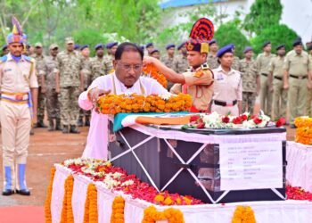 *मुख्यमंत्री ने नक्सल मुठभेड़ में शहीद जवान मेहुल भाई को दी श्रद्धांजलि*