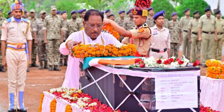 *मुख्यमंत्री ने नक्सल मुठभेड़ में शहीद जवान मेहुल भाई को दी श्रद्धांजलि*