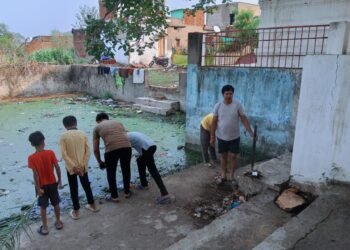 *मै प्राचीन कुंड हु मुझे बचा लो स्वयंसेवको ने उठाया प्राचीन कुडं की सफाई करने की बीडा*