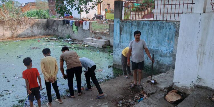 *मै प्राचीन कुंड हु मुझे बचा लो स्वयंसेवको ने उठाया प्राचीन कुडं की सफाई करने की बीडा*