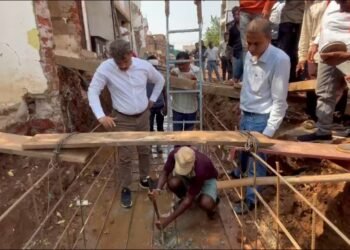 गुणवत्ता के साथ हो सड़क निर्माण, कलेक्टर श्री गोपाल वर्मा ने सब्बल से खुदाई कर जांची कार्य की मजबूती