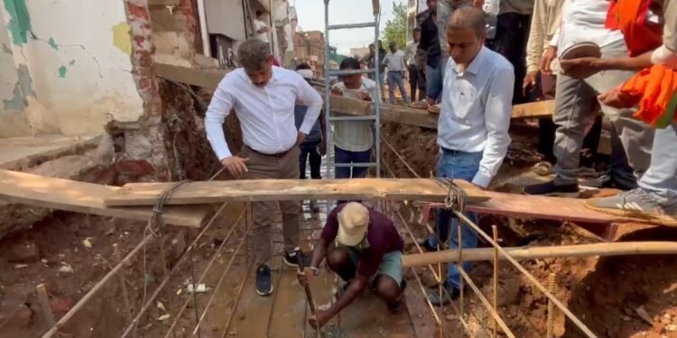 गुणवत्ता के साथ हो सड़क निर्माण, कलेक्टर श्री गोपाल वर्मा ने सब्बल से खुदाई कर जांची कार्य की मजबूती