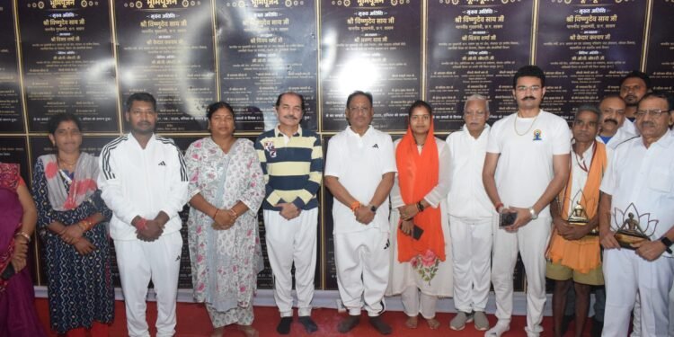 *मुख्यमंत्री श्री विष्णु देव साय ने किया योगाभ्यास: जशपुर के रणजीता स्टेडियम में उत्साहपूर्वक मनाया गया अंतरराष्ट्रीय योग दिवस*