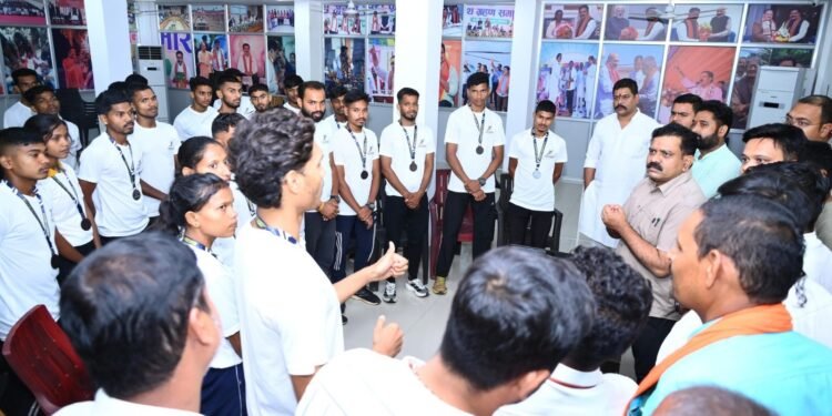 कबीरधाम जिले के खिलाड़ियों ने 21वीं सीनियर राज्य स्तरीय एथलेटिक्स प्रतियोगिता 2025 में जीते 14 पदक