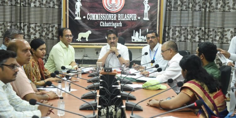 *संभागायुक्त ने ली सुपर स्पेश्यालिटी प्रबंधन की बैठक*