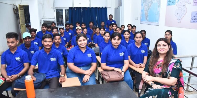 *पंडरिया विधायक भावना बोहरा ने लक्ष्य निःशुल्क कोचिंग में छात्र-छात्राओं से मुलाकात कर प्रोत्साहित किया*