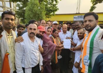 *युक्तियुक्तकरण के विरोध में पंडरिया ब्लॉक कांग्रेस कमेटी ने घेरा ब्लॉक शिक्षा आफिस*