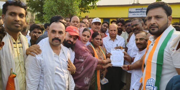 *युक्तियुक्तकरण के विरोध में पंडरिया ब्लॉक कांग्रेस कमेटी ने घेरा ब्लॉक शिक्षा आफिस*