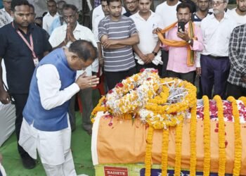 *मुख्यमंत्री विष्णु देव साय ने शहीद एएसपी आकाश राव गिरपुंजे के निवास पहुंचकर दी श्रद्धांजलि*