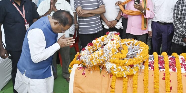 *मुख्यमंत्री विष्णु देव साय ने शहीद एएसपी आकाश राव गिरपुंजे के निवास पहुंचकर दी श्रद्धांजलि*