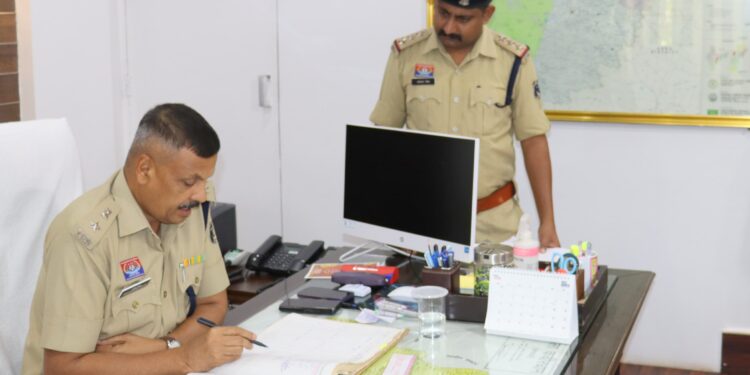 पुलिस अधीक्षक श्री धमेन्द्र सिंह (आईपीएस) ने पुलिस जवानों की समस्याएं सुनकर किया तत्काल निराकरण