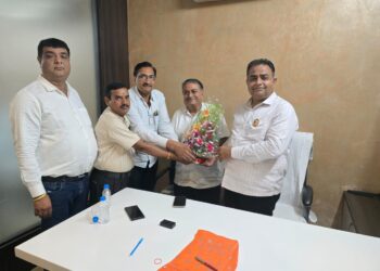 छत्तीसगढ़ चैंबर ऑफ कॉमर्स एंड इंडस्ट्रीज के प्रदेश अध्यक्ष सतीश थोरानी से प्रेम आर्य और प्रतिनिधि मंडल ने सौजन्य मुलाक़ात की