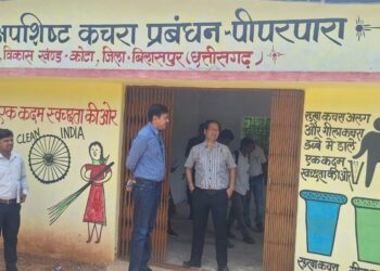 *कलेक्टर ने किया आदिवासी बहुल ग्रामों का सघन दौरा*  *पीएम जनमन योजना के हितग्राही बैगा के आवास का किया अवलोकन*