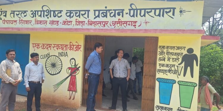 *कलेक्टर ने किया आदिवासी बहुल ग्रामों का सघन दौरा*  *पीएम जनमन योजना के हितग्राही बैगा के आवास का किया अवलोकन*