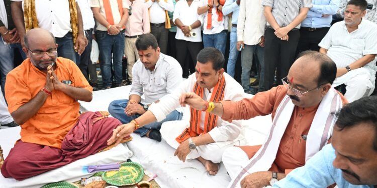 *केंद्रीय राज्यमंत्री श्री तोखन साहू और उप मुख्यमंत्री श्री अरुण साव ने 39 करोड़ रुपए से अधिक के कार्यों का किया भूमिपूजन* *उप मुख्यमंत्री श्री साव ने अतिरिक्त 10 करोड़ रुपए देने की घोषणा की*