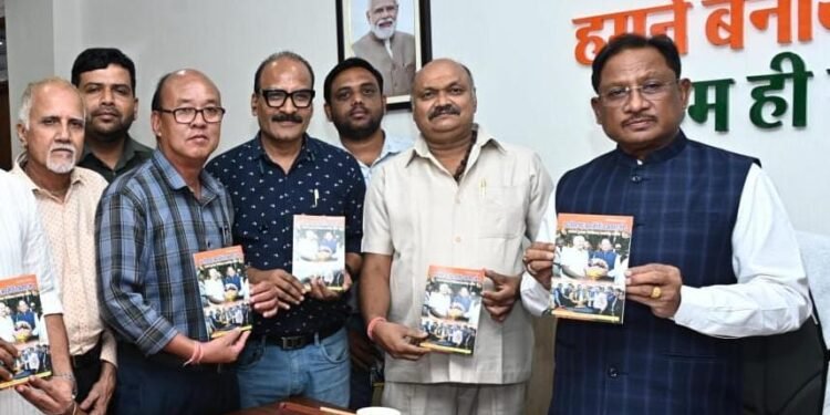 मुख्यमंत्री श्री साय ने छत्तीसगढ़ श्रमजीवी पत्रकार संघ की टेलीफोन डायरेक्टरी का किया विमोचन