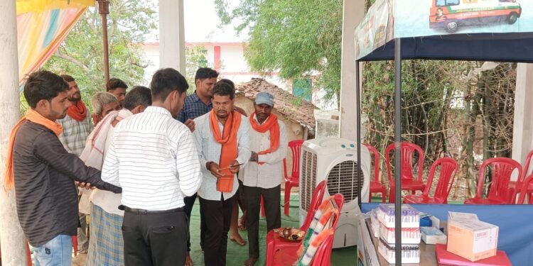 *विधानसभा पंडरिया क्षेत्र के अंतर्गत ग्राम डोमसरा मे आयोजित स्वास्थ्य जांच कैम्प में भावना बोहरा द्वारा संचालित निःशुल्क मोबाइल हेल्थ पैथ लैब के माध्यम से 170 से अधिक ग्रामवासियों ने अपना निःशुल्क स्वास्थ्य परीक्षण करवाया।*