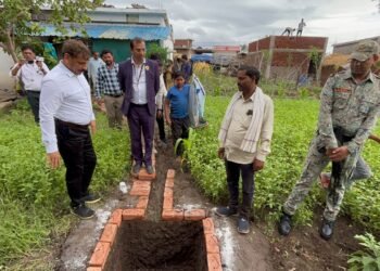 कबीरधाम में “मोर गांव – मोर पानी” महाअभियान ने पकड़ी रफ्तार, कलेक्टर ने खुद खोदा सोखता गड्ढा, जल संरक्षण को मिली नई ऊर्जा