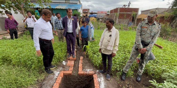 कबीरधाम में “मोर गांव – मोर पानी” महाअभियान ने पकड़ी रफ्तार, कलेक्टर ने खुद खोदा सोखता गड्ढा, जल संरक्षण को मिली नई ऊर्जा