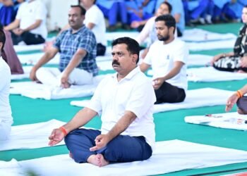 *अंतर्राष्ट्रीय योग दिवस पर कवर्धा में भव्य ‘‘योग संगम’’, उपमुख्यमंत्री श्री विजय शर्मा सहित हजारों नागरिकों ने लिया भाग, ‘‘योग संगम’’ एवं ‘‘हरित योग’’ थीम के साथ पर्यावरण संरक्षण का संदेश भी दिया गया*