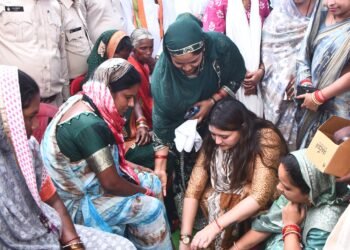 *पंडरिया विधायक भावना बोहरा ने तेंदूपत्ता संग्राहक महिलाओं के पैर पखार कर अपने हाथों से पहनाई चरण पादुका*