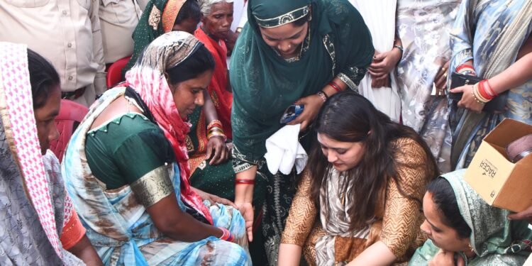 *पंडरिया विधायक भावना बोहरा ने तेंदूपत्ता संग्राहक महिलाओं के पैर पखार कर अपने हाथों से पहनाई चरण पादुका*
