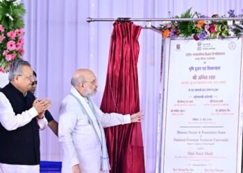 *केंद्रीय गृह मंत्री अमित शाह के छत्तीसगढ़ आगमन पर मुख्यमंत्री विष्णुदेव साय ने स्वामी विवेकानंद एयरपोर्ट पर किया स्वागत*