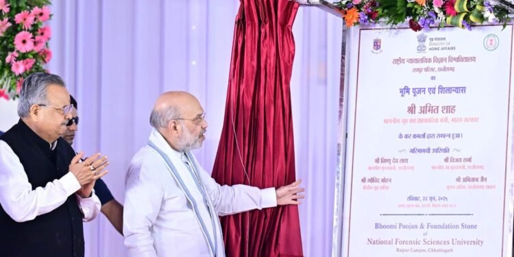 *केंद्रीय गृह मंत्री अमित शाह के छत्तीसगढ़ आगमन पर मुख्यमंत्री विष्णुदेव साय ने स्वामी विवेकानंद एयरपोर्ट पर किया स्वागत*