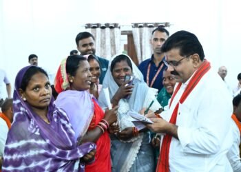 वनांचल रेंगाखार में रात्रि विश्राम के बाद उपमुख्यमंत्री विजय शर्मा ने सर्किट हाउस में सुनी जनसमस्याएँ, कई मांगों का किया मौके पर निराकरण