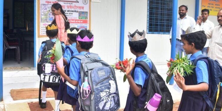 ईरकभट्टी के बच्चों की आँखों में लौटी चमक, बंद स्कूल में फिर से गूंजे क, ख, ग…